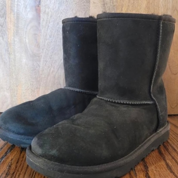 UGG Classic II Genuine Shearling Lined Short Boot - Picture 1 of 3